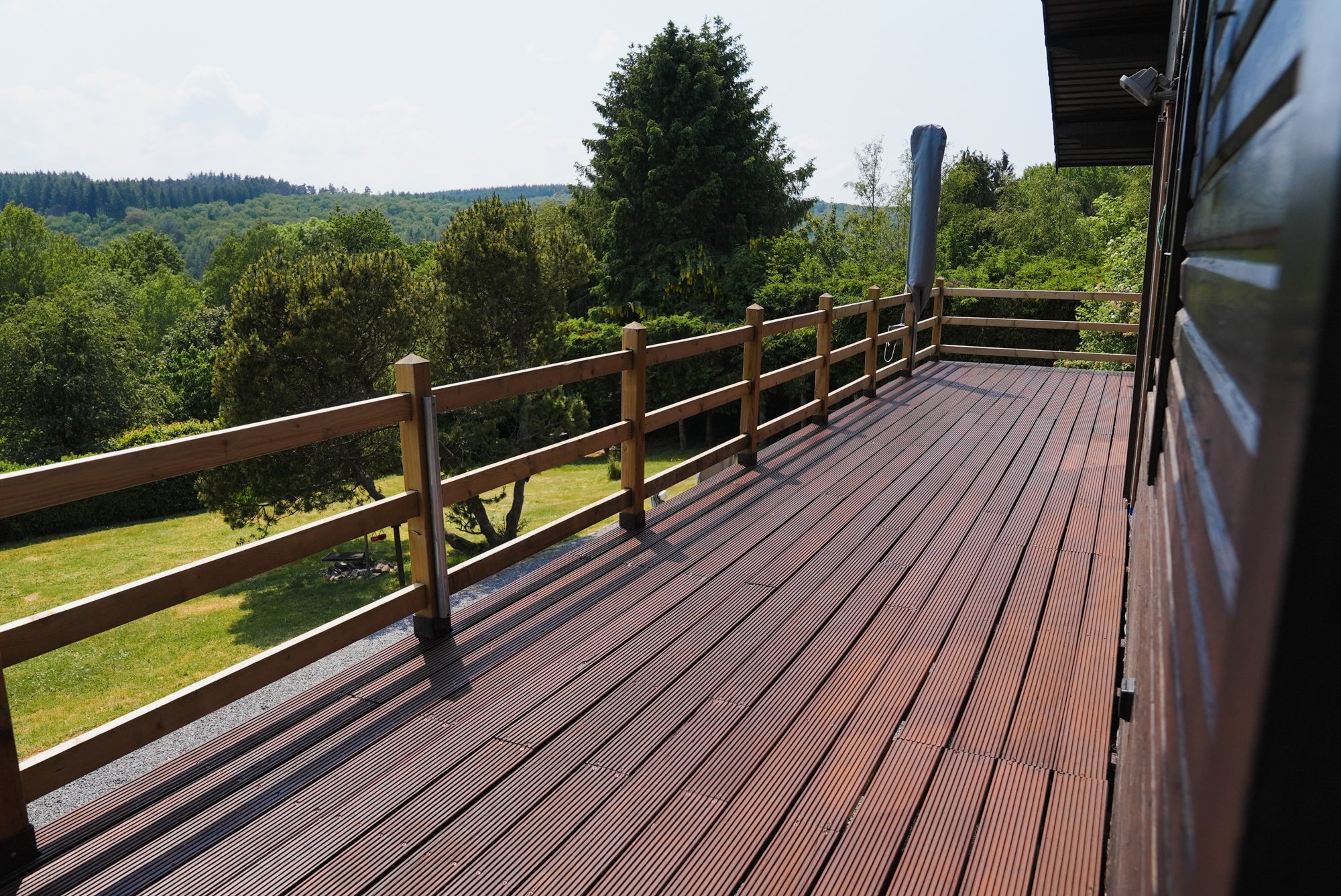 DuroGrit was used to color and protect and finish this wood deck in one single coat. It gave it tough mechanical resistance and strong UV protection in just one application!