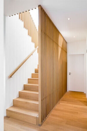 An oak staircase with oak wood columns making a railway.