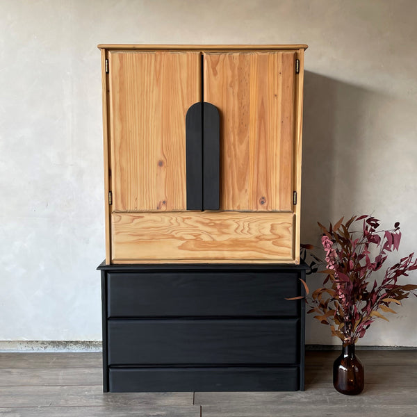 A pine armoire with the top half finished with Oil Plus 2C "Mist" and the lower portion finished with Precolor Easy "Intense Black" and Oil Plus 2C "Pure"