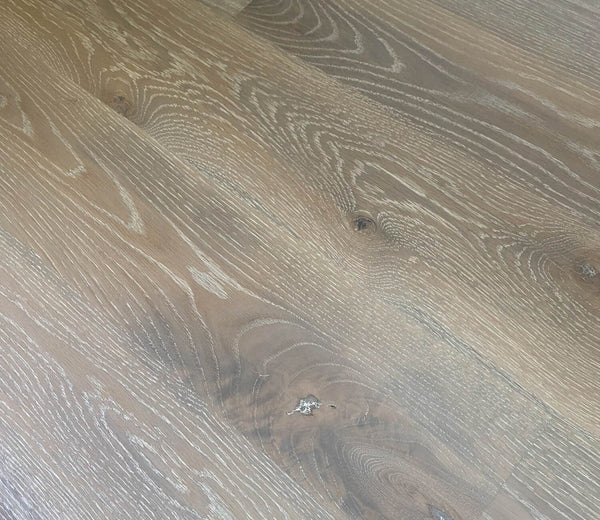 This flooring, made from white oak, was treated with Precolor Easy "Urban Grey" before being finished and protected with Oil Plus 2C "White".