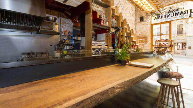 Wooden counter top finished with Oil Plus 2C.
