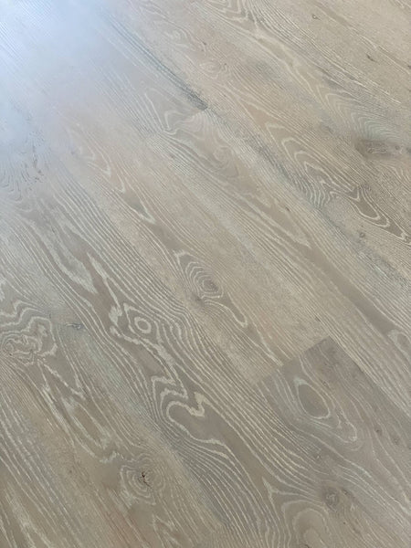A white oak floor finished with Precolor Easy "Ubran Grey" and Oil Plus 2C "White".