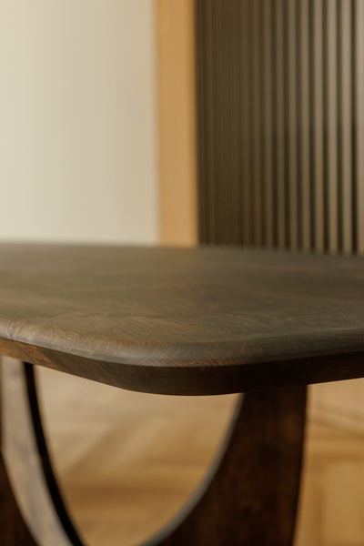 The detail of oak wood grain structure is still visible even with a dark Oil Plus 2C color applied. This image also showcases the beveled edge on the table. 