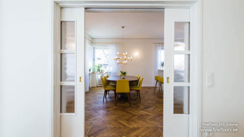 Dining room with herringbone floors finished with Oil Plus 2C.